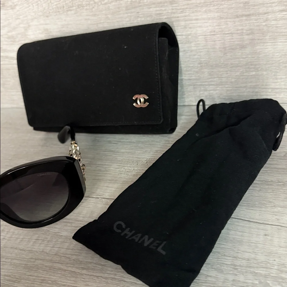 CHANEL 
Oval Sunglasses CH5543A
Full Inclusion - Picture 8 of 12